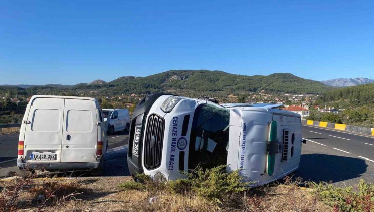 Cenaze aracı ile minibüs çarpıştı: 3 yaralı