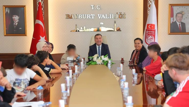 Devlet korumasındaki çocuklar ve gençler valilikte ağırlandı