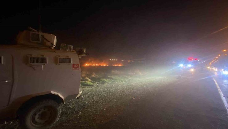 Diyarbakır’da yol kenarındaki anız yangını sürücülere zor anlar yaşattı