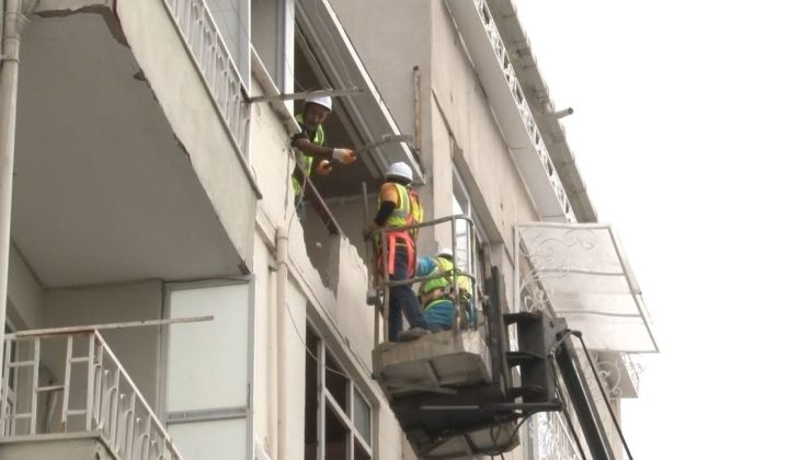 Fatih’te banyosu çöken 50 yıllık binanın yıkımına başlandı