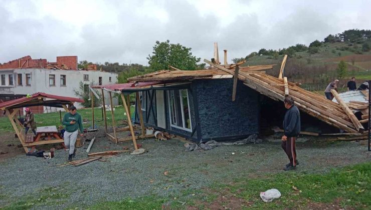 Fırtınanın uçurduğu çatı başka bir evin üzerine düştü