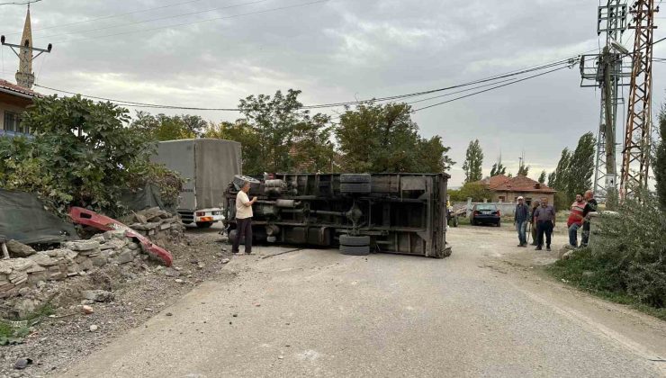 Freni boşalan kamyon duvara vurarak durabildi