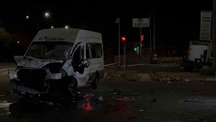 Gaziantep’te tır işçi servisine çarptı: 3’ü ağır 13 yaralı