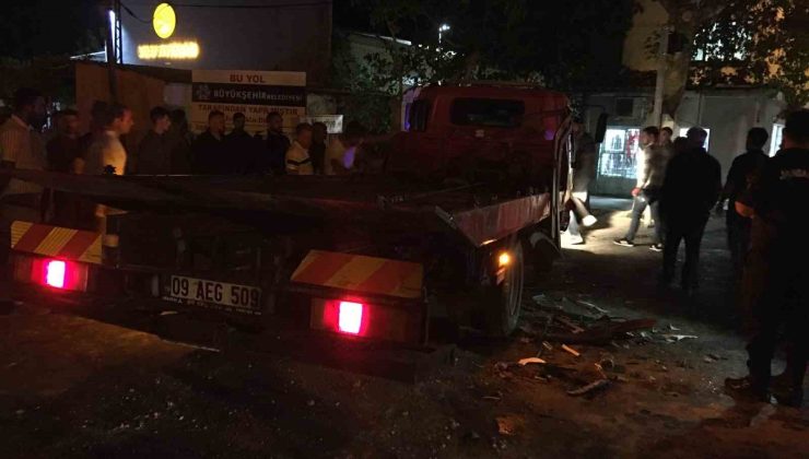 Germencik’te minibüs ile çekici çarpıştı: 3 yaralı