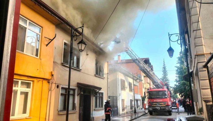 Geyve’de evde çıkan yangını yakınındaki 2 eve sıçradı: Mahsur kalan 2 çocuğu itfaiye kurtardı