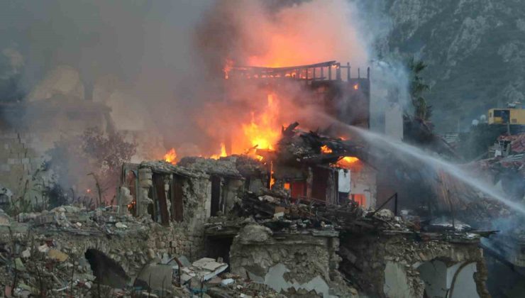 Hatay’da ahşap bina alevlere teslim oldu