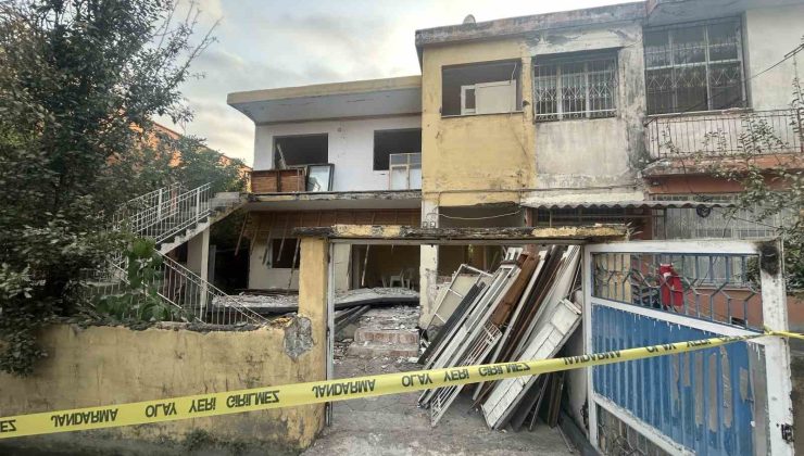 Hatay’da hasarlı evin balkonu çöktü: Baba ve oğlu hayatını kaybetti