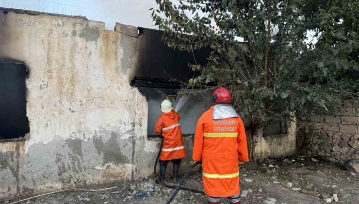 Iğdır’da metruk binada yangın