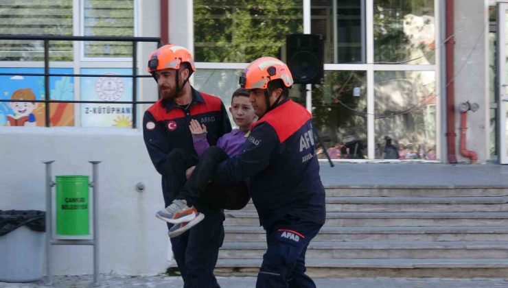 İlkokuldaki deprem tatbikatı nefes kesti