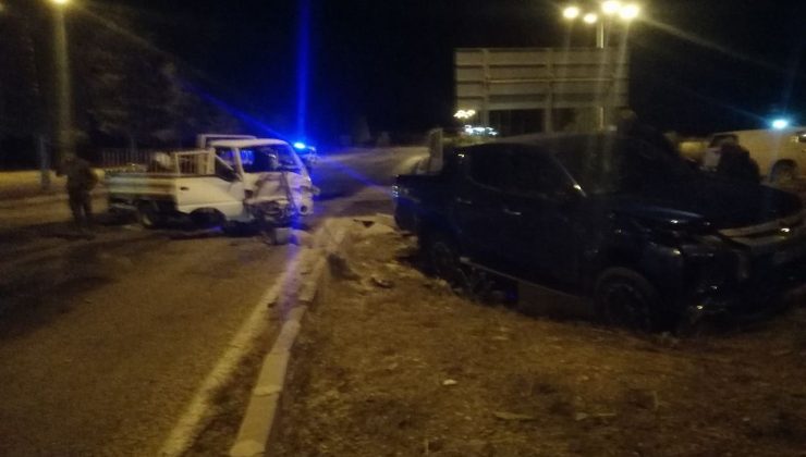 Isparta’da kamyonet ile hafif ticari araç çarpıştı: 1 yaralı