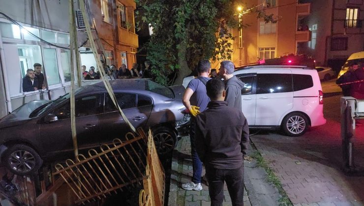 Kağıthane’de freni boşalan ticari araç park halindeki otomobile çarptı: 2 yaralı