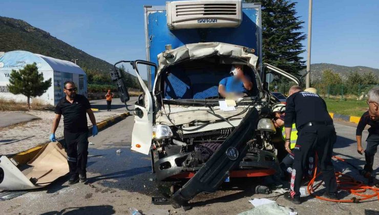 Kamyonet çekiciye bağlı olan yarı römorka çarptı: 1 yaralı