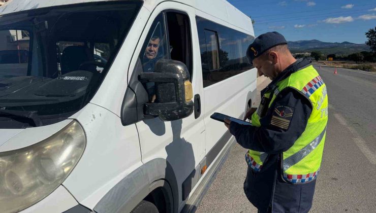 Kütahya Jandarma Trafik Timleri, yük ve yolcu taşıyan araçları denetlendi