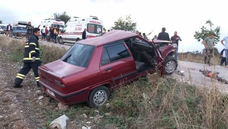 Minibüsle otomobil kafa kafaya çarpıştı: 2 yaralı