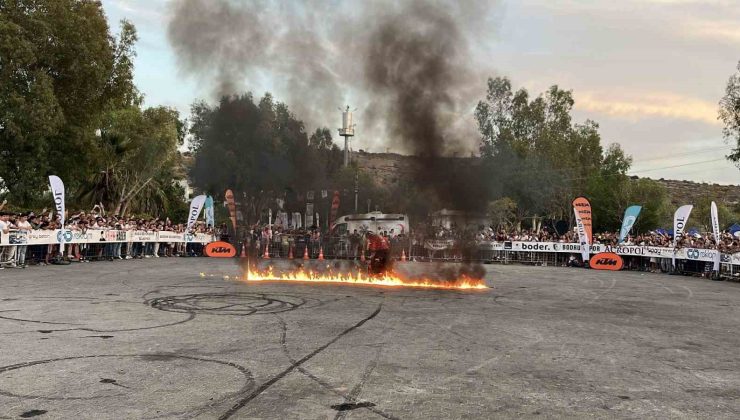 Motosiklet tutkunları teker yaktı, deniz üzerinde şovlar yapıldı