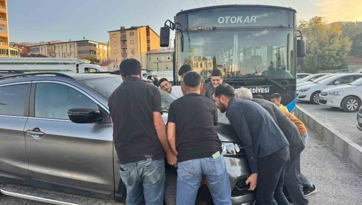 Muş’ta hatalı park edilen aracı vatandaşlar el birliğiyle yerinden kaldırdı