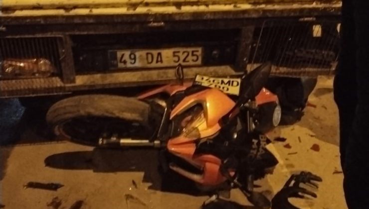 Muş’ta otomobilin çarptığı motosiklet kamyonetin altına girdi: 2 yaralı