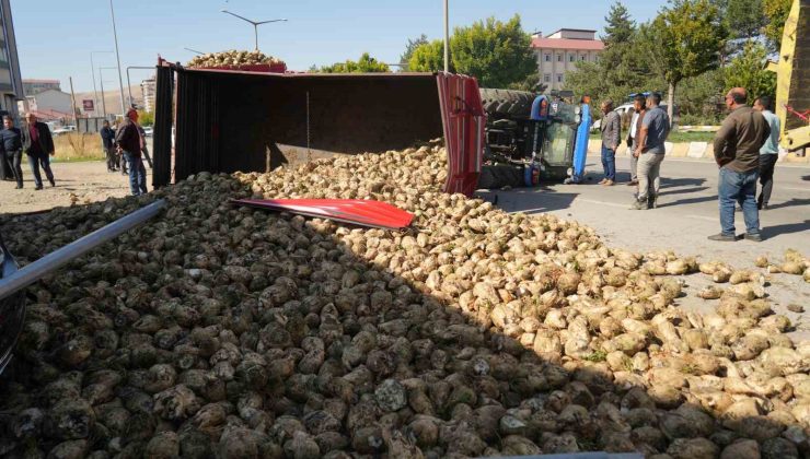 Muş’ta şeker pancarı yüklü traktör devrildi