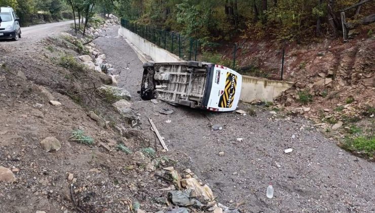 Öğrenci servisi devrildi: 9 yaralı