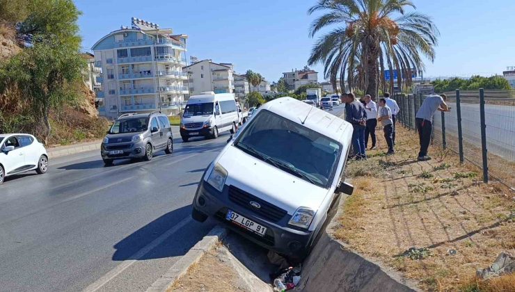 Önündeki araca çarpmamak için yağmur suyu tahliye kanalına düştü