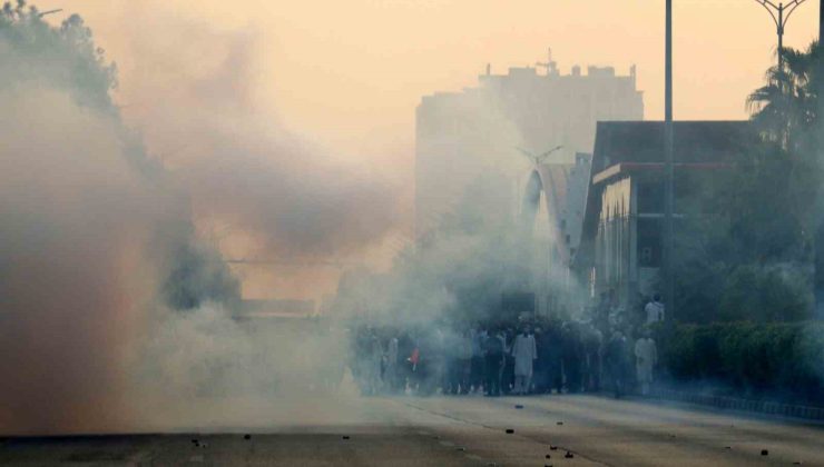 Pakistan’da Imran Khan destekçileri ile polis çatıştı, ordu sokağa indi