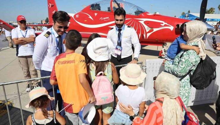 Pilotaj öğrencileri TEKNOFEST’te çocuklara uçakları tanıttı