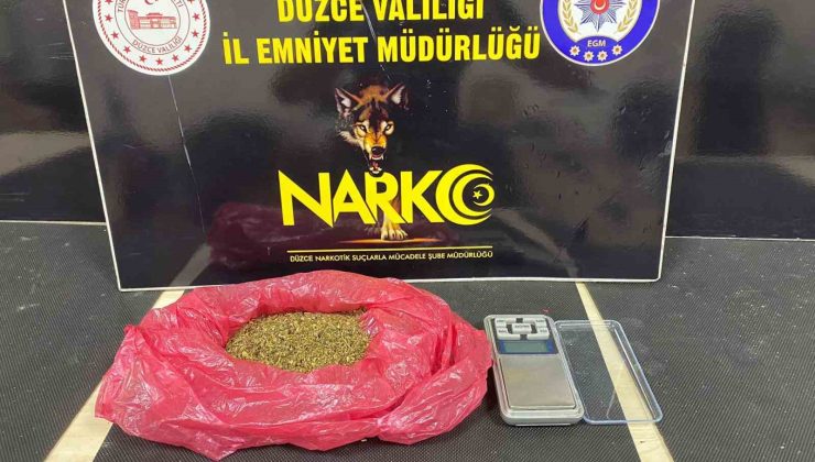 Polis koçbaşı ile kapıyı kırıp girdiği evde narkotik köpeği ile arama yaptı