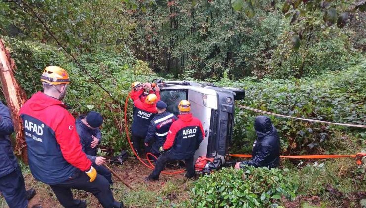 Rize’de uçuruma yuvarlanan araç askıda kaldı, sürücüyü ekipler kurtardı