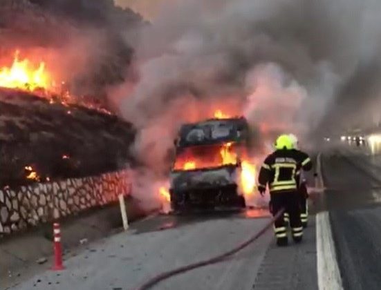 Servis aracı otoyolda yandı, yangın çalılara sıçradı