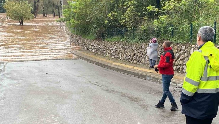 Şiddetli sağanağın ardından Bartın Irmağı çamura döndü