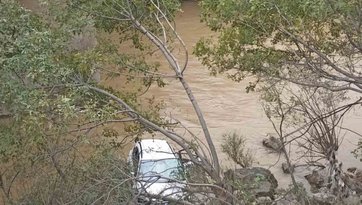 Siirt’te sağlık ekibinin aracı köprüden düştü, doktor ve hemşireyi köylüler kurtardı