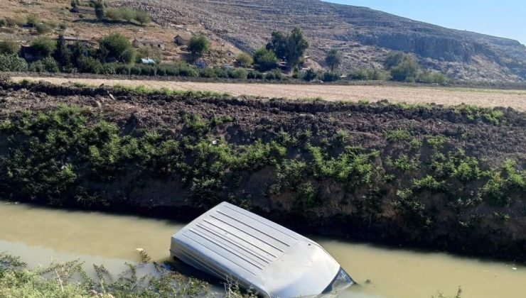 Su kanalına düşen kamyonet sürücüsü yaralandı