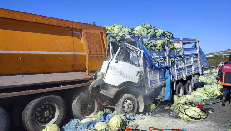 Tarsus’ta araçta sıkışan sürücüyü itfaiye ekipleri kurtardı