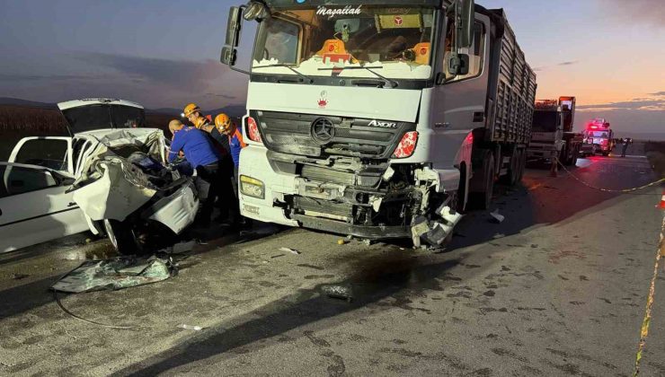 Tırın otomobili kağıt gibi ezdiği kazada 3 kişi hayatını kaybetti