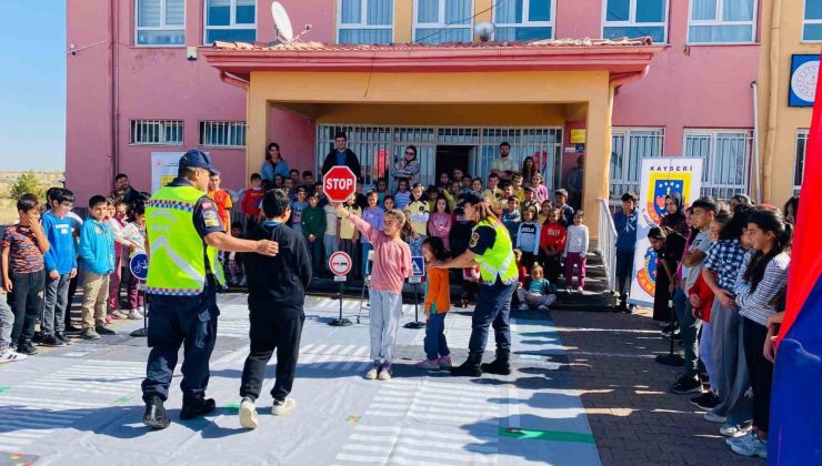 Tomarza’da öğrencilere trafik eğitimi verildi