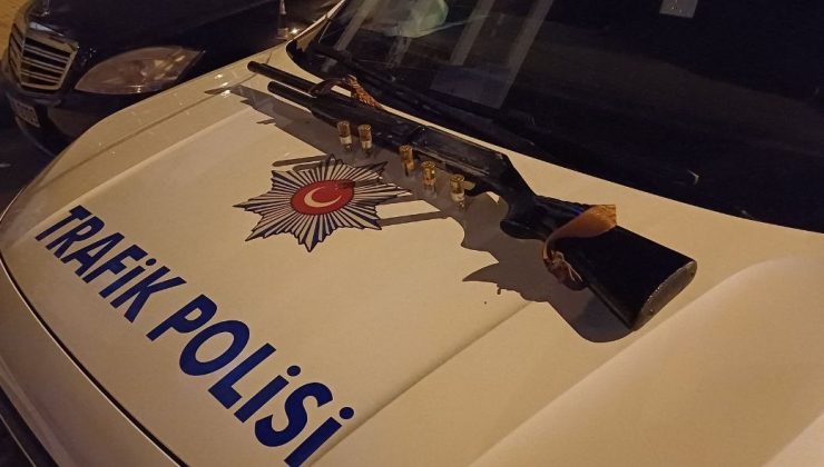 Trafik polislerinin şüphelendiği araçta tüfek ele geçirildi