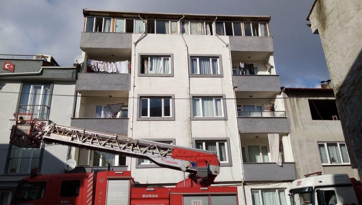 5 katlı apartmanın çatı katında yangın