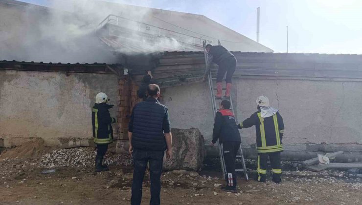 Akaryakıt istasyonunun bitişiğindeki depoda yangın çıktı