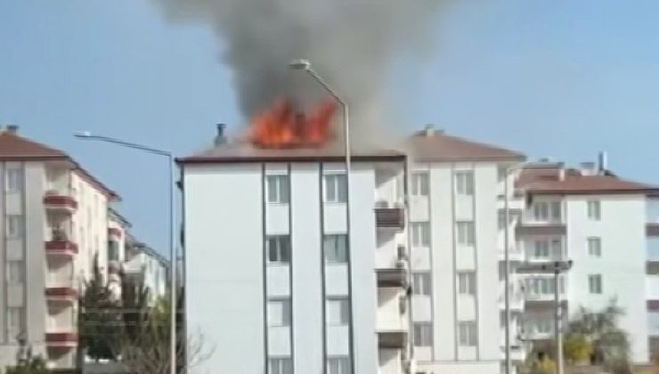 Aksaray’da 5 katlı apartmanın çatısı alev alev yandı