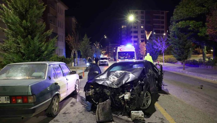 Alkollü sürücü 4 araca çarparak durabildi, ortalık savaş alanına döndü