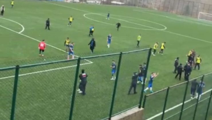 Amatör maçta saha karıştı, futbolcular taşlı saldırıda yaralandı