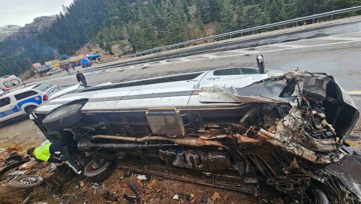 Antalya’da yolcu minibüsü devrildi: 9 yaralı