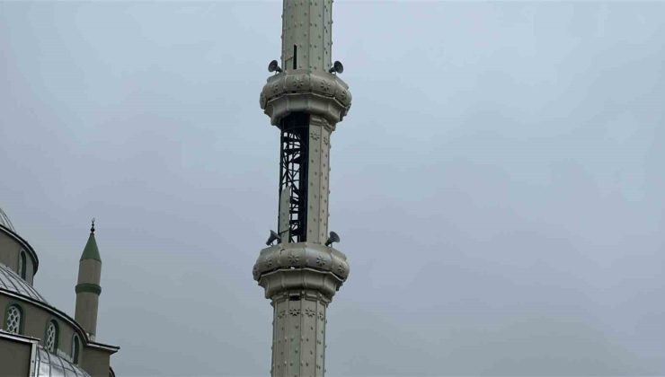 Arnavutköy’de lodos, cami minaresinin parçalarını uçurdu