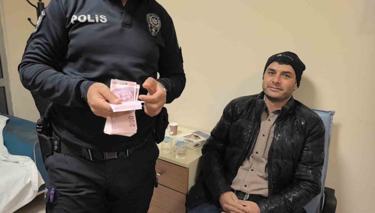 Bankamatikte unutulan parayı polise teslim etti