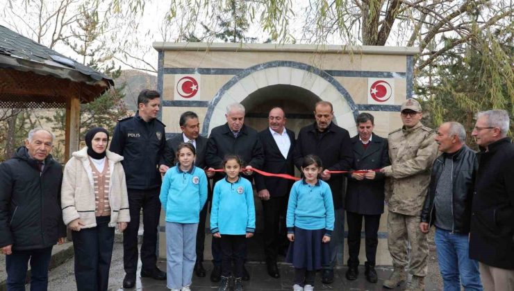 Bayburt’ta şehit Ömer Halis Demir adına yaptırılan çeşmenin ve Taht köyü konağının dualarla açılışı yapıldı