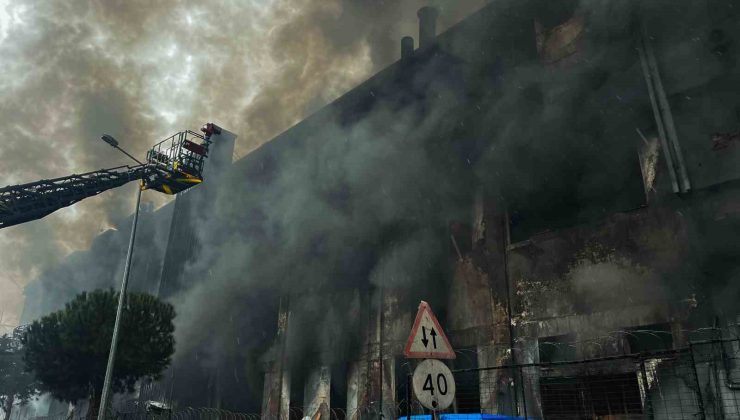 Beylikdüzü’ndeki yangını söndürme çalışmaları 11 saattir sürüyor