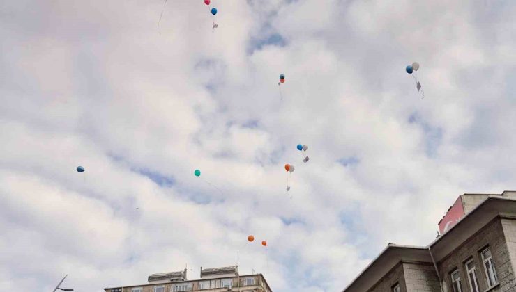 Beyoğlu’nda çocuk haklarının yazılı olduğu balonlar gökyüzüne bırakıldı