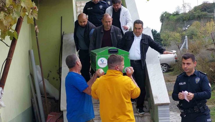 Bilekleri kesilmiş ve tüfekle vurulmuş halde ölü bulundu