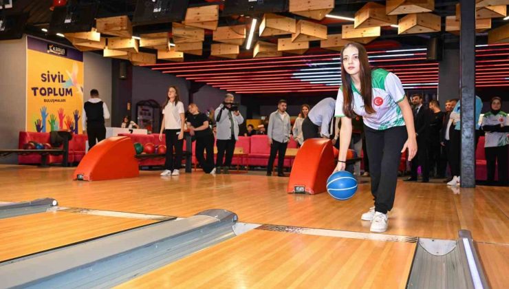 Bowlingde dereceye giren gençler ödüllendirildi