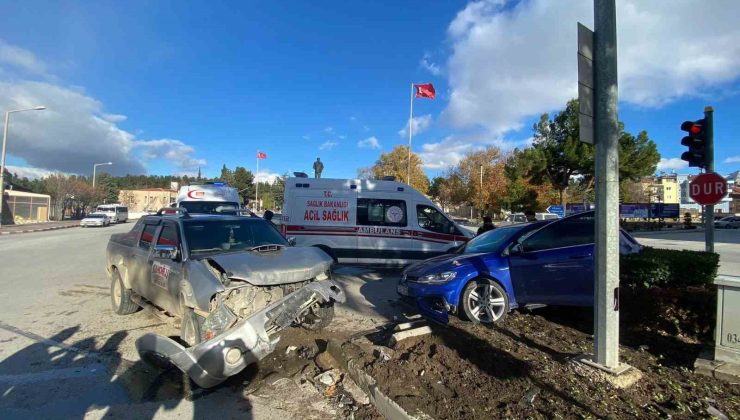 Burdur’da kamyonet ile otomobil çarpıştı: 3 yaralı